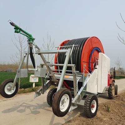 Landbouw Reisend irrigatiesysteem met regenpistool 75 300tx slangrol en reisend irrigator sprinklerpistool Italië Metaal