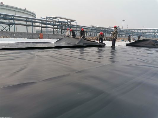 Glatoppervlak HDPE-geomembraan voor de bouw van stortplaatsen, meren en tunnels 50m-200m chemisch bestand