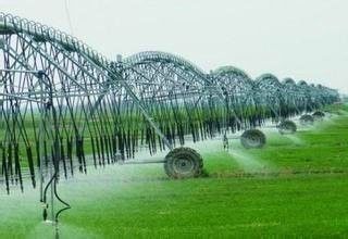 Bewatering met centrale pivot met afstandsbediening en metalen constructie