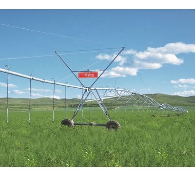 Grote landbouwgrond Landbouw Vaste laterale beweging Centrum Pivot irrigatiesysteem met 2000 KG capaciteit en Big End Gun