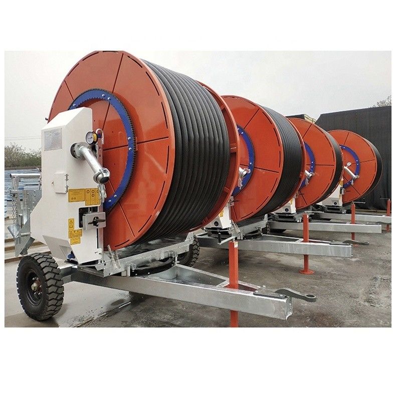 Landbouw Reisend irrigatiesysteem met regenpistool 75 300tx slangrol en reisend irrigator sprinklerpistool Italië Metaal