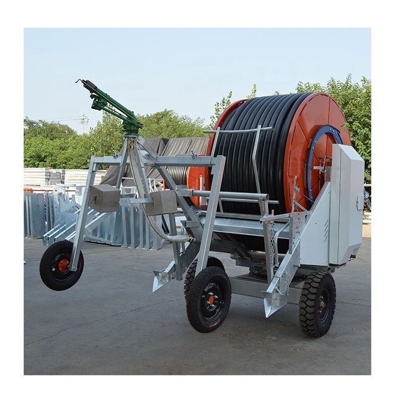 Metalen irrigatiesysteem voor landbouwbedrijven Slangen spoel sprinkler met 75 cm diameter en metalen constructie
